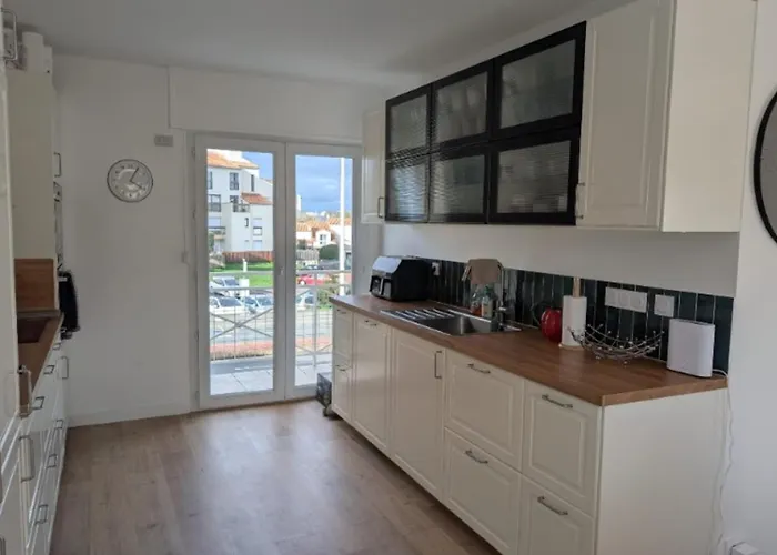 Large Bright Duplex In Les Minimes *
